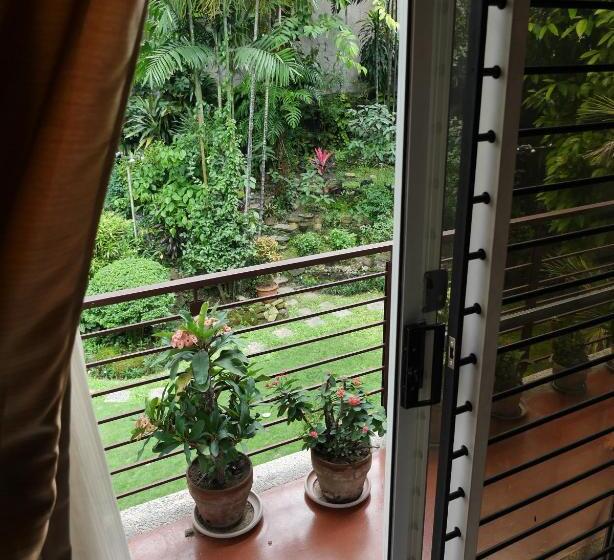 اتاق استاندارد با بالکن, New Manila Suites