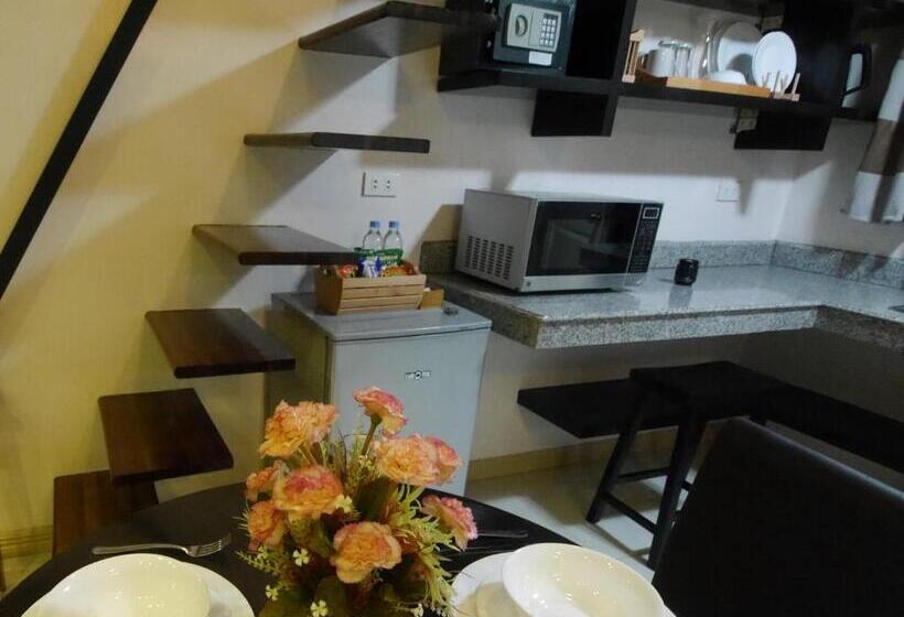 اتاق استاندارد با بالکن, New Manila Suites