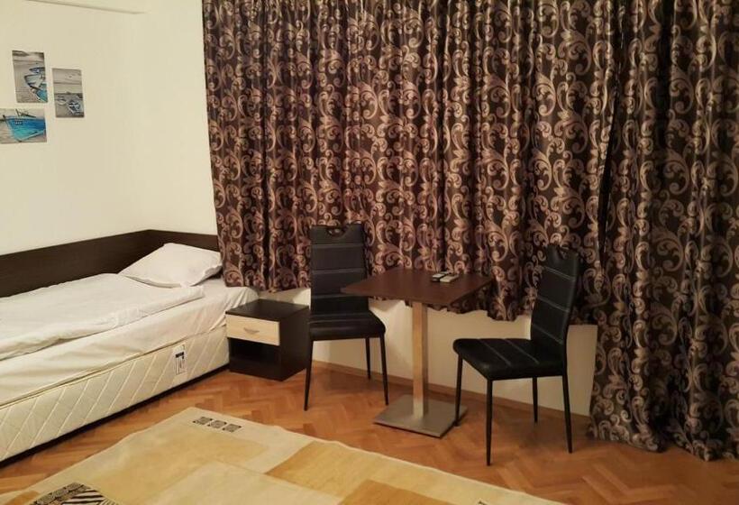 バスルーム共有のトリプルスタンダード, Guest Rooms Old Captain