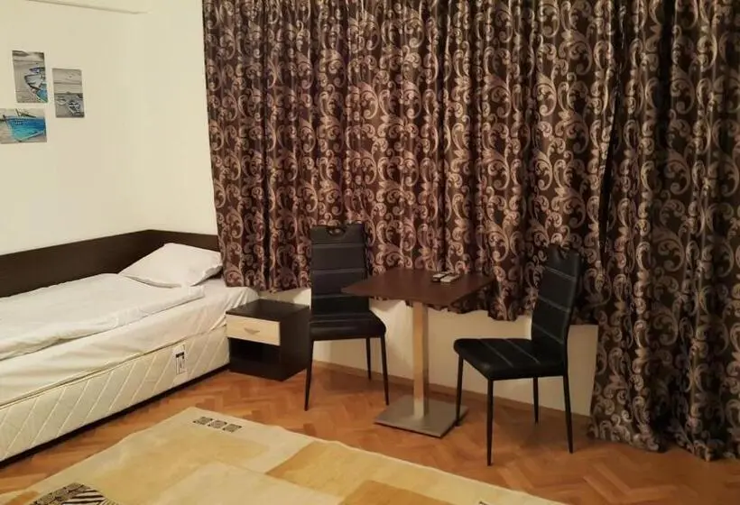 バスルーム共有のトリプルスタンダード, Guest Rooms Old Captain