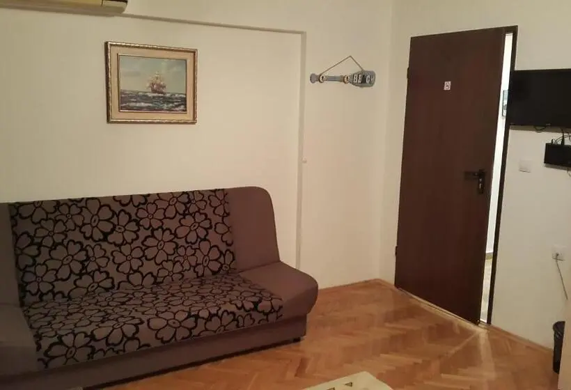 バスルーム共有のトリプルスタンダード, Guest Rooms Old Captain