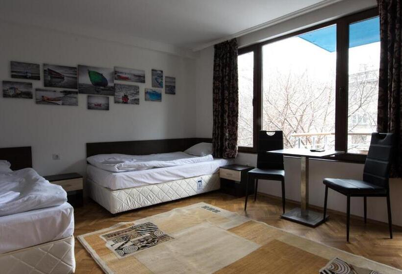 バスルーム共有のトリプルスタンダード, Guest Rooms Old Captain