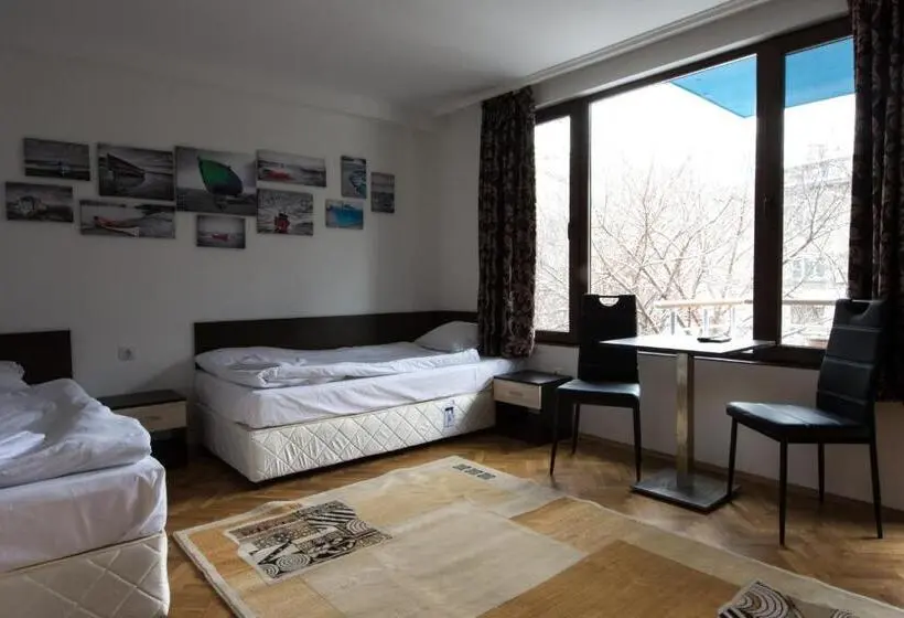 バスルーム共有のトリプルスタンダード, Guest Rooms Old Captain