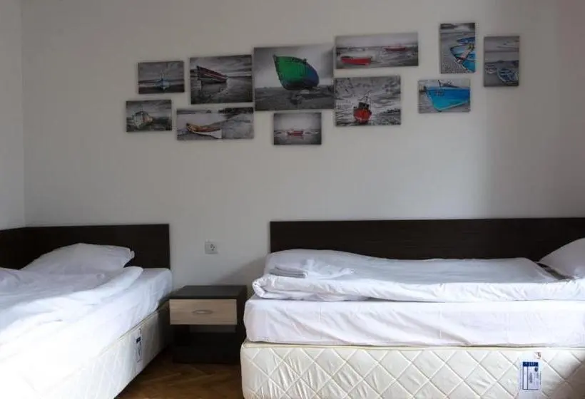 バスルーム共有のトリプルスタンダード, Guest Rooms Old Captain