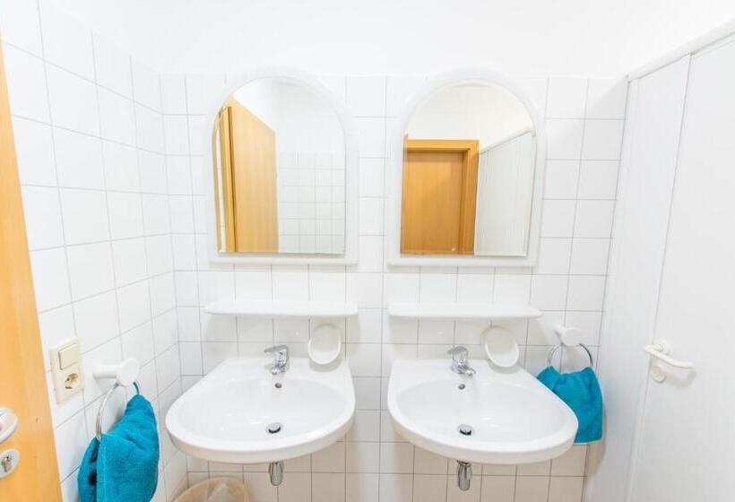 Номер Стандарт Четырехместный Совместный Санузел, Jugendgästehaus Ulrichsberg