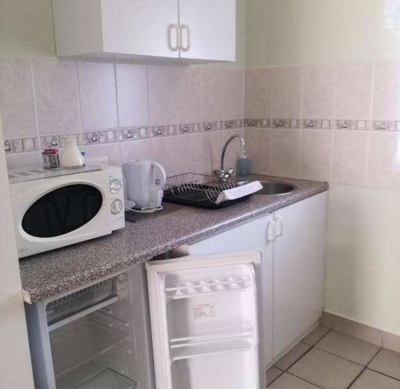 חדר אקונומי, At Home Bb