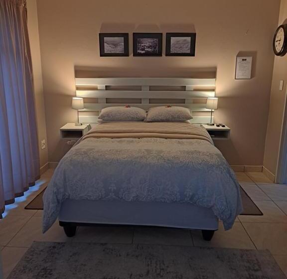 חדר אקונומי, At Home Bb