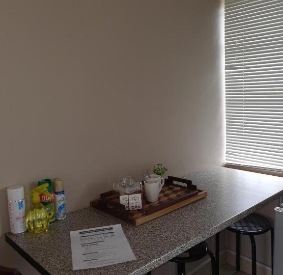 חדר אקונומי, At Home Bb