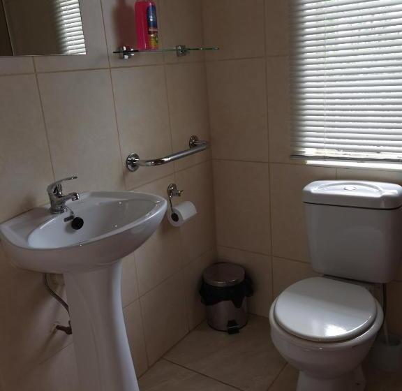 חדר אקונומי, At Home Bb