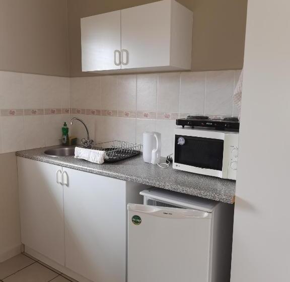 חדר אקונומי, At Home Bb