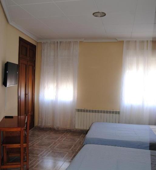 غرفة قياسية ثلاثية, Hostal ávila