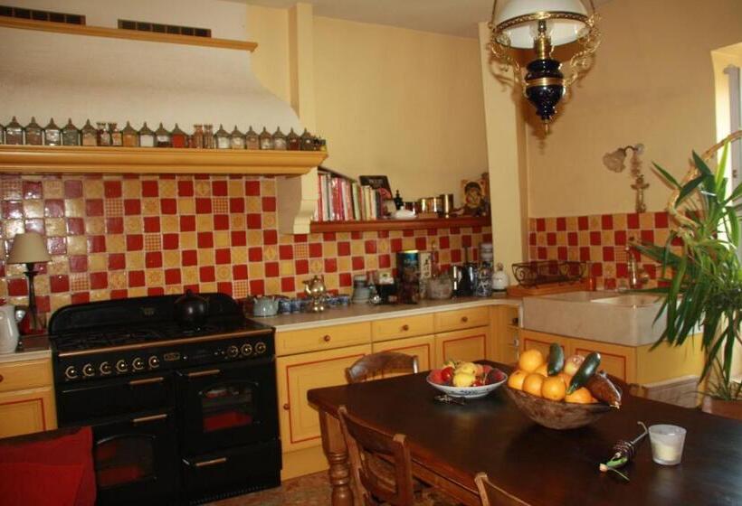 غرفة قياسية, La Maison Bleue