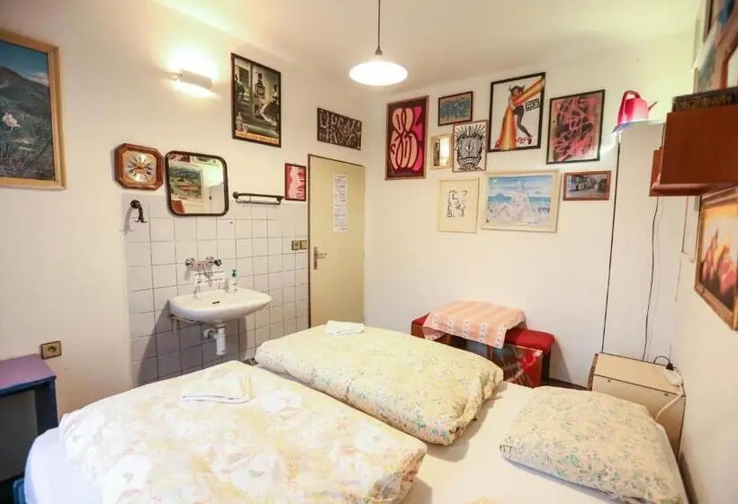 اتاق استاندارد با سرویس بهداشتی مشترک, Hostel Klondike