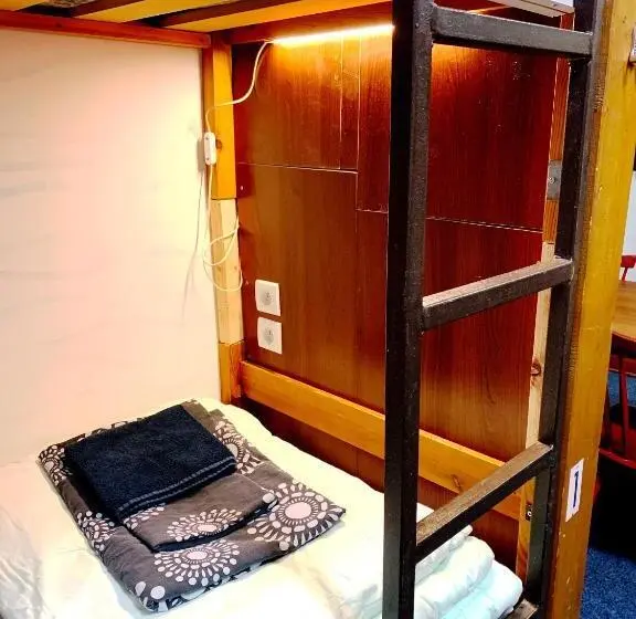 تختخواب در اتاق مشترک, Hostel Klondike