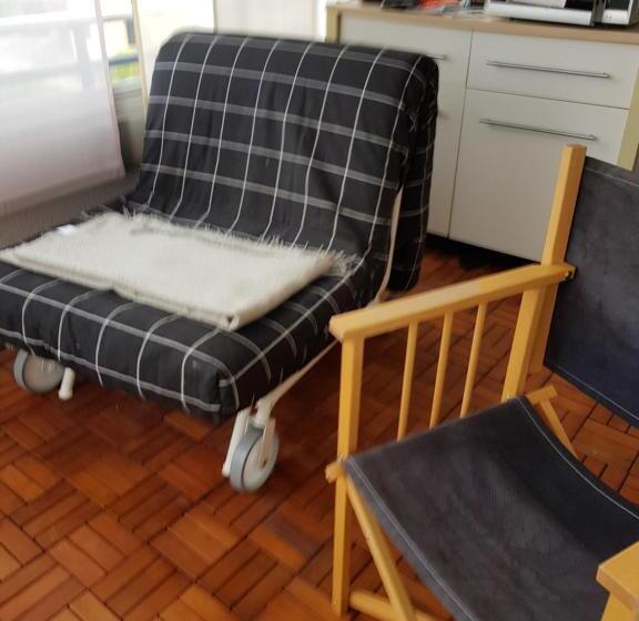 Quarto Estandar para Deficientes Físicos, Happiness