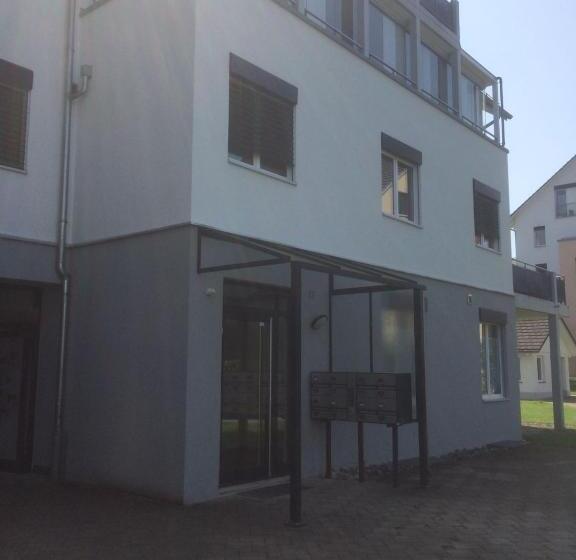 침실 1개 아파트, Happiness