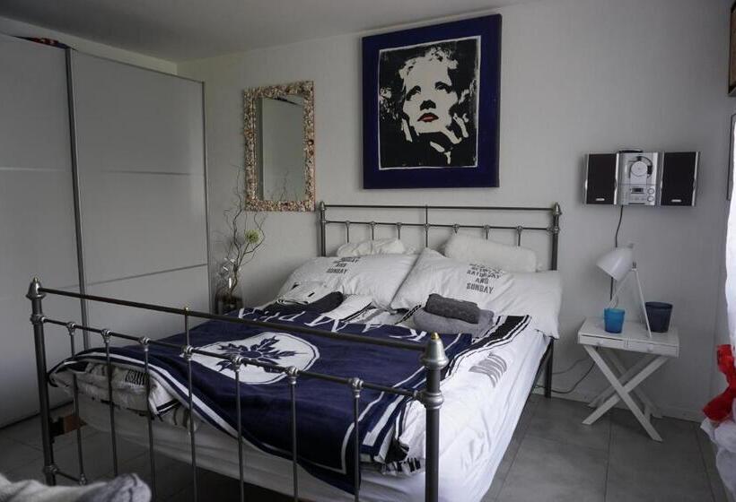 Quarto Estandar para Deficientes Físicos, Happiness