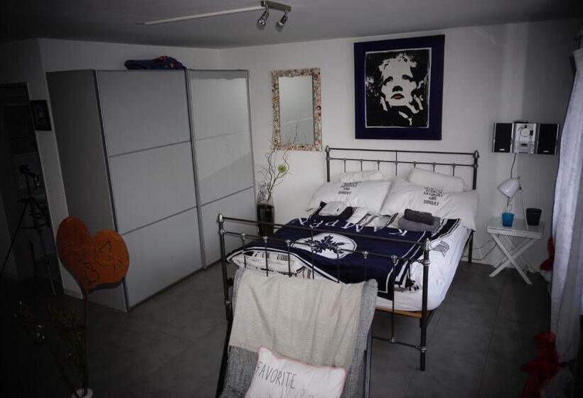 Quarto Estandar para Deficientes Físicos, Happiness