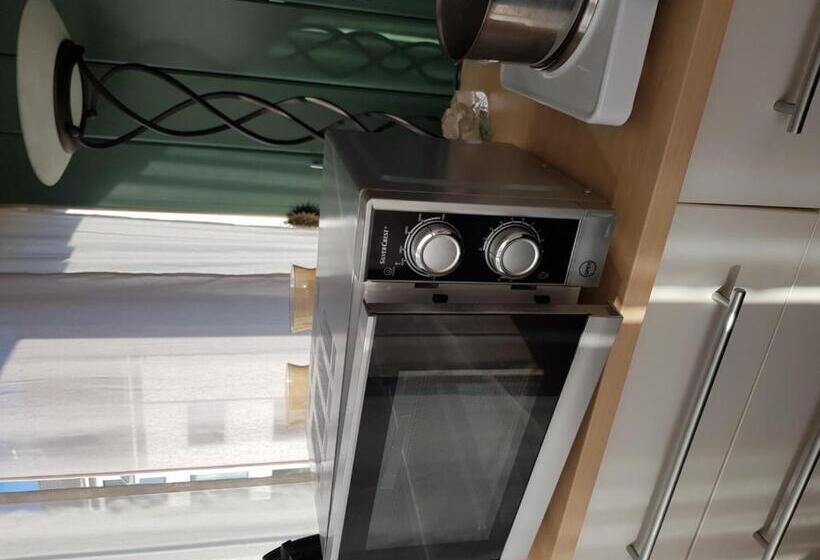 침실 1개 아파트, Happiness