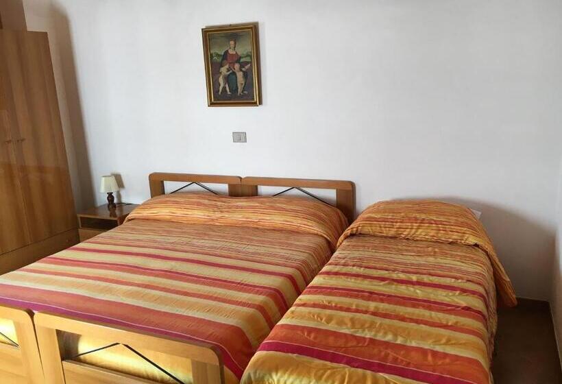 חדר סטנדרט לשלושה, Il Bucaneve