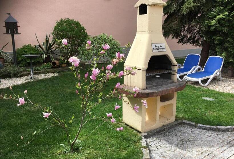 شقة غرفة واحدة, Pension Sonja Müller