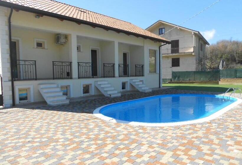 プールビュースタンダードルーム, Villa Brettii