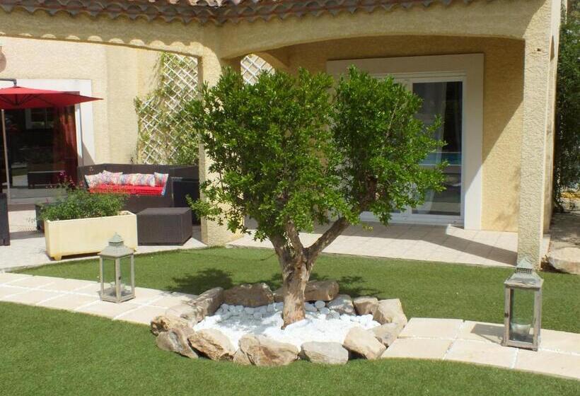 Трехместный Номер Стандарт Вид на Сад, B&b Le Mas Des Chenes