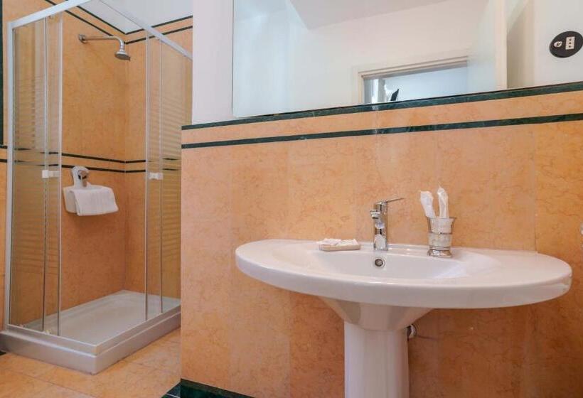 חדר דלוקס, Ai Marinai