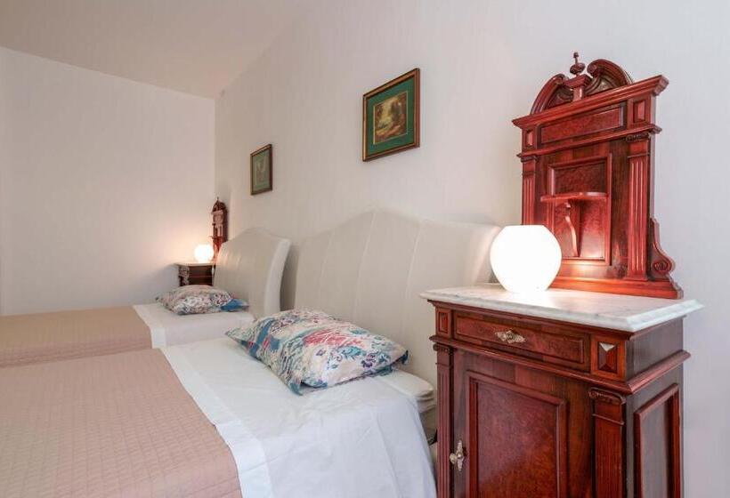 חדר דלוקס, Ai Marinai