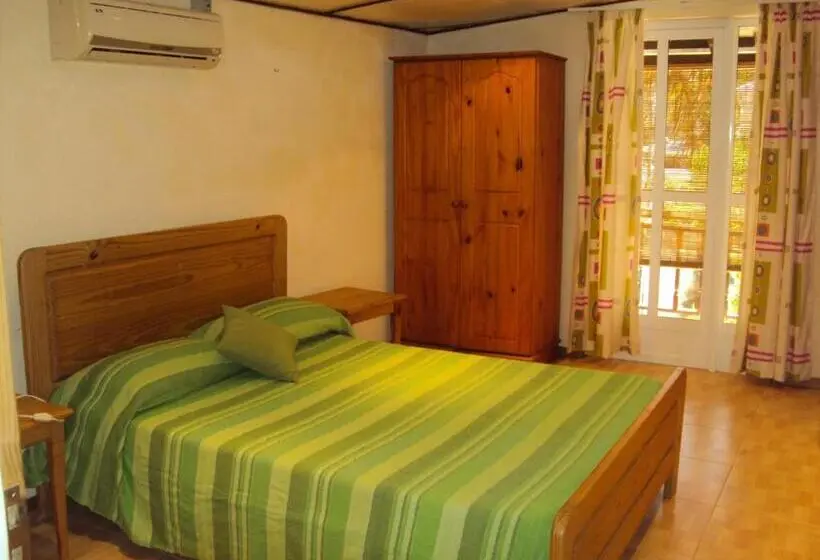 ویلای استاندارد با چشم‌انداز باغ, Villa Soleil D’été