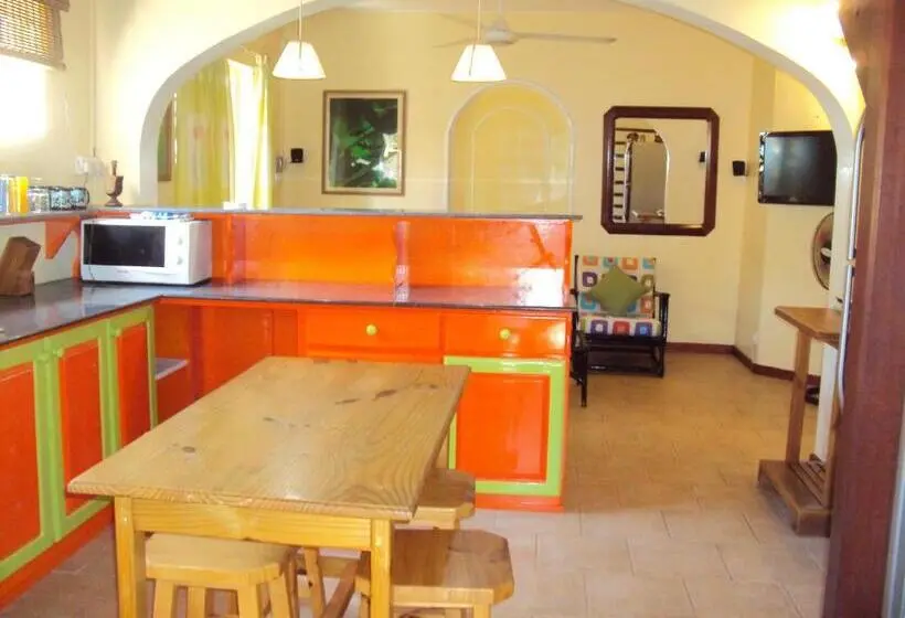ویلای استاندارد با چشم‌انداز باغ, Villa Soleil D’été