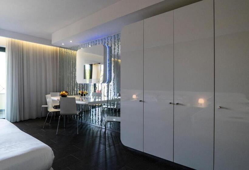 חדר לארבעה סטנדרטי עם מרפסת, A Point Porto Ercole Resort & Spa