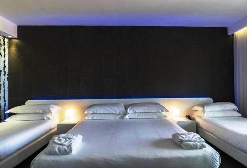 חדר לארבעה סטנדרטי עם מרפסת, A Point Porto Ercole Resort & Spa