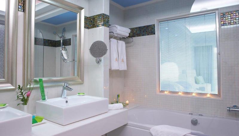 디럭스 룸 측면 바다 전망, Atrium Platinum Resort & Spa