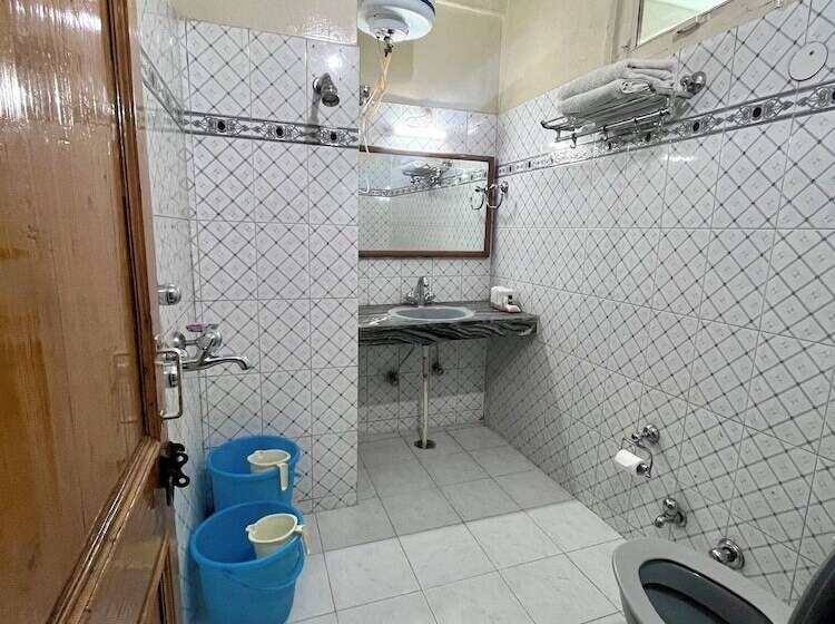 デラックスルーム, Kumar S