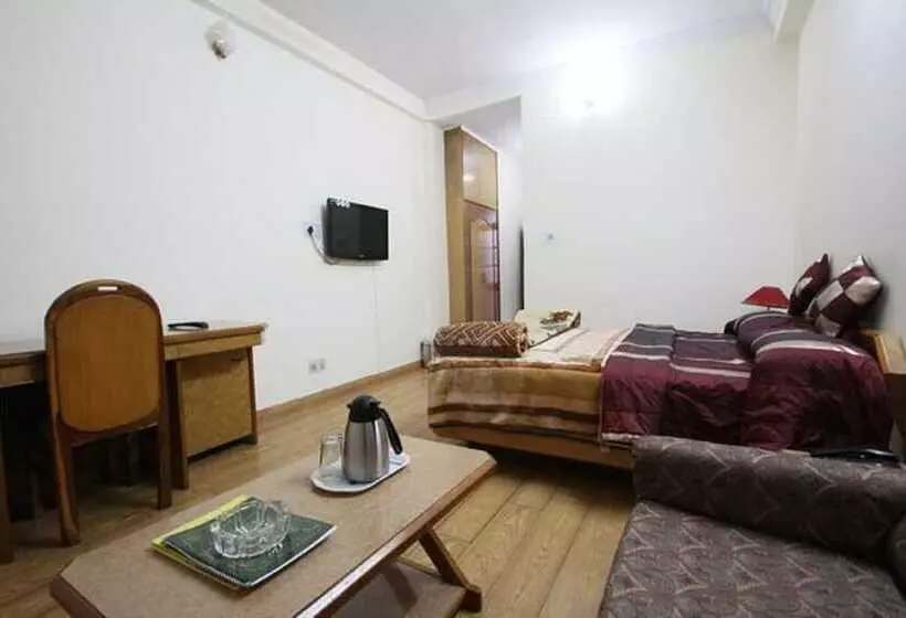 デラックスルーム, Kumar S