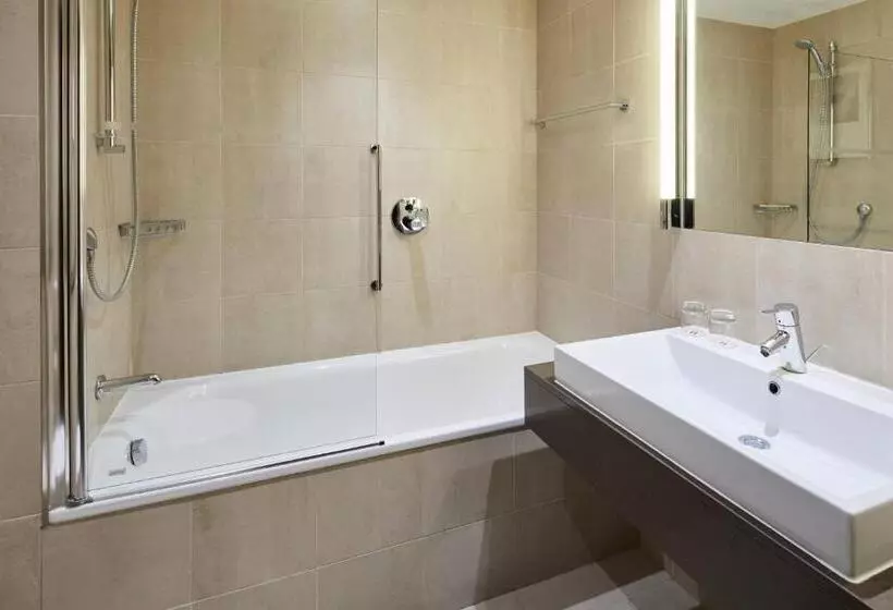 Standard-huone King-vuode, Lingfield Park Marriott Hotel & Country Club