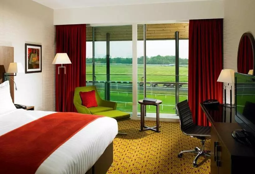 Superior-huone King-vuode, Lingfield Park Marriott Hotel & Country Club