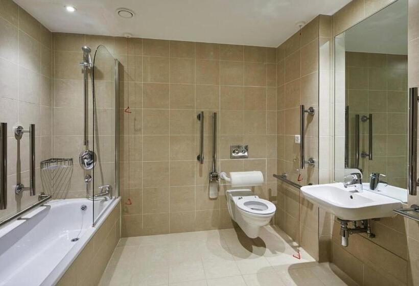 Номер Стандарт Адаптированный для Инвалидов, Lingfield Park Marriott Hotel & Country Club