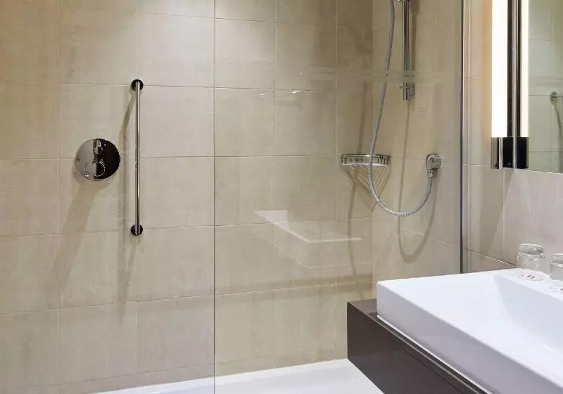 Standard-huone King-vuode, Lingfield Park Marriott Hotel & Country Club