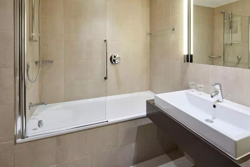 Standard-huone King-vuode, Lingfield Park Marriott Hotel & Country Club
