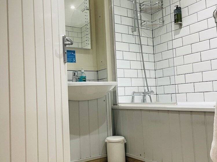 Семейный Номер, Molesworth Arms