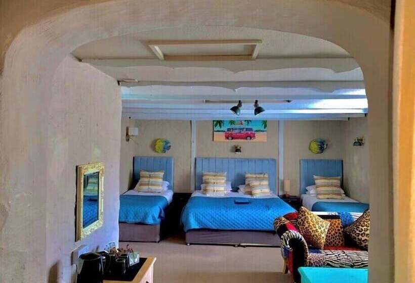 Семейный Номер, Molesworth Arms