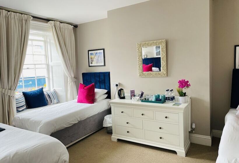 Семейный Номер, Molesworth Arms