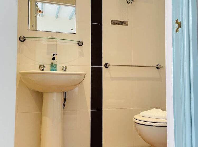 Семейный Номер, Molesworth Arms