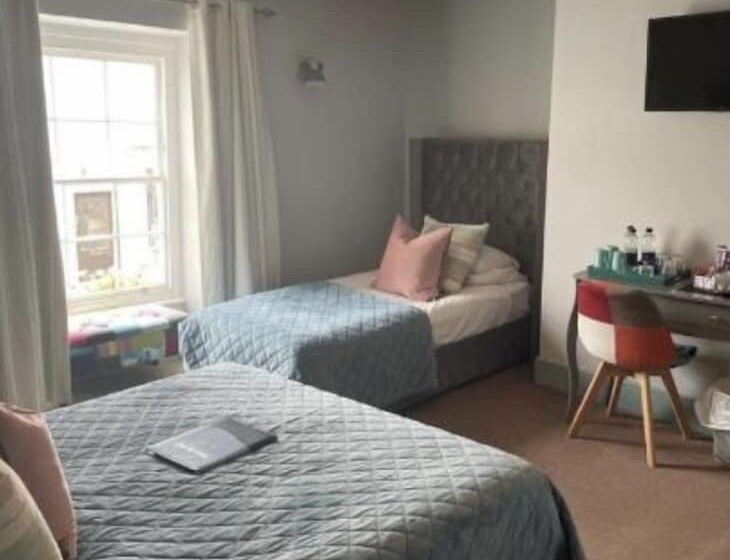 Семейный Номер, Molesworth Arms