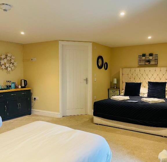 Семейный Номер, Molesworth Arms