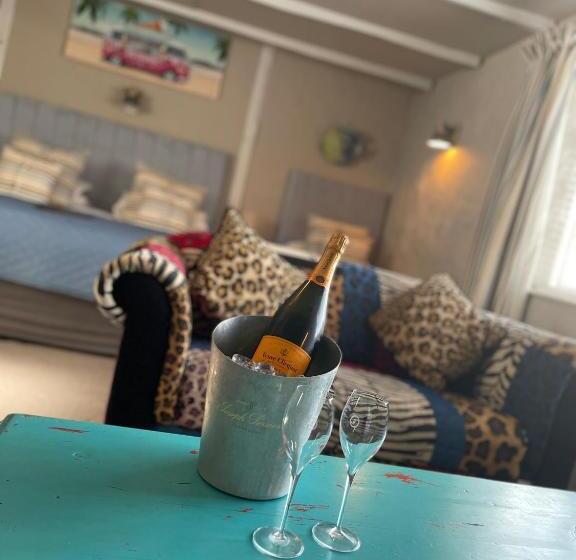 Семейный Номер, Molesworth Arms