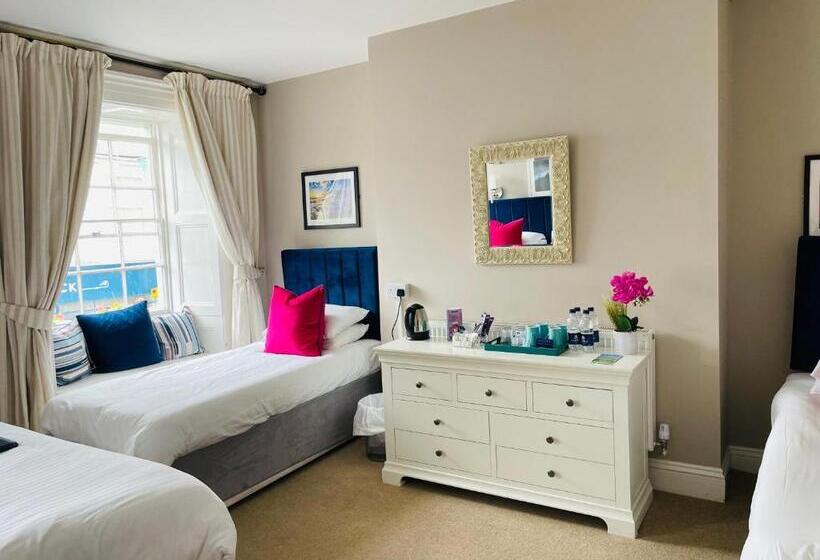 Семейный Номер, Molesworth Arms