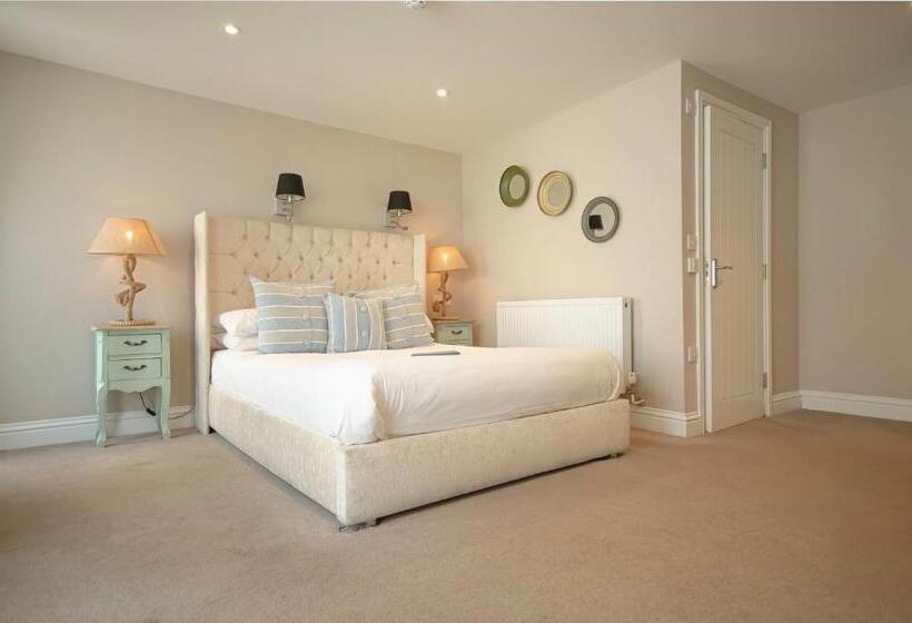 Номер Стандарт, Molesworth Arms